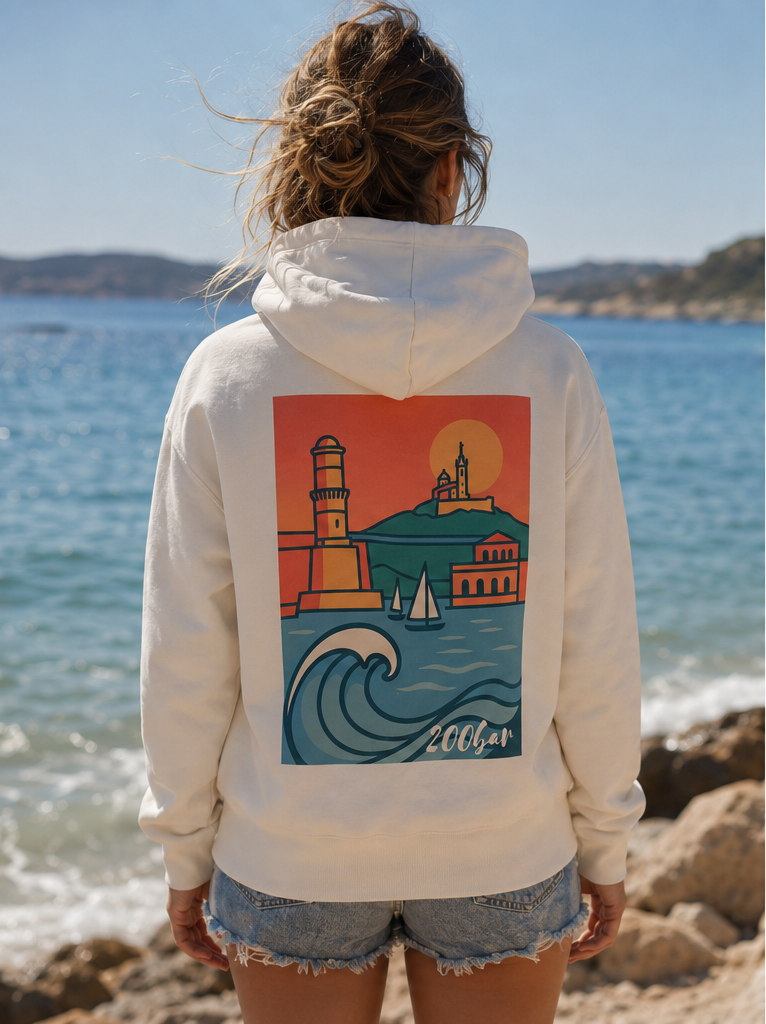 Sweat à capuche Mon Marseille 200bar, imprimé Vieux-Port au dos, porté par une femme